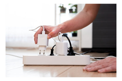 Adaptador Enchufe Universal Europeo Americano 220/110V - Deus Group 